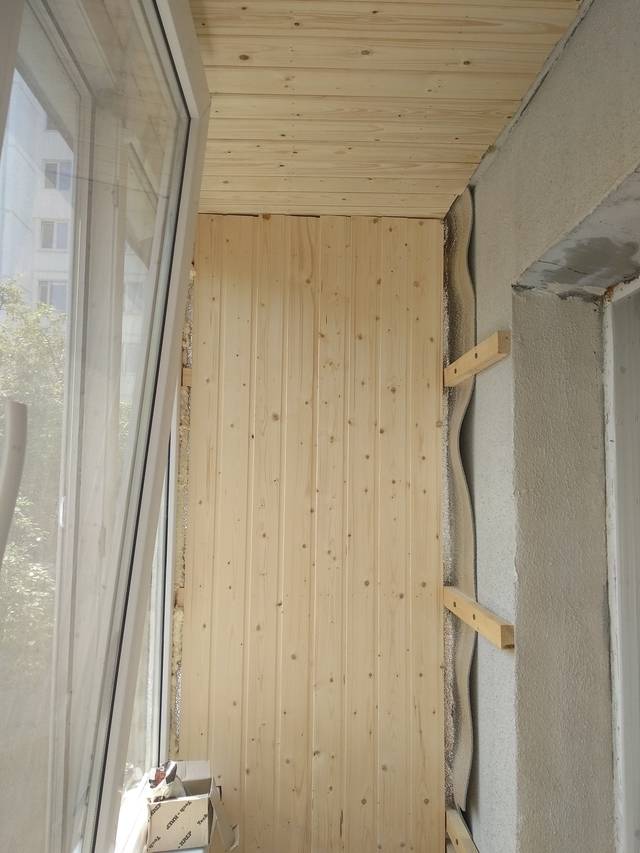 Способы монтажа и отделки балкона вагонкой — фото