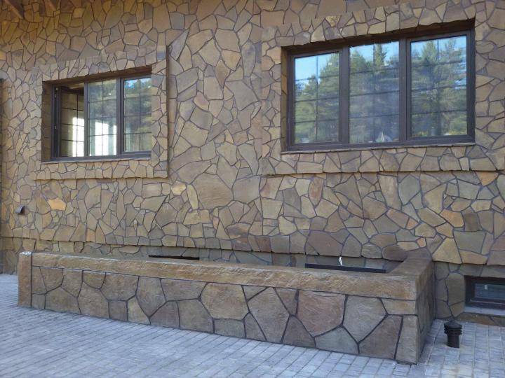 Особенности облицовки фасада дома натуральным камнем