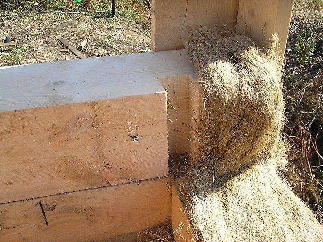Как выбрать межвенцовый утеплитель для строительства деревянного дома из оцилиндрованного бревна?