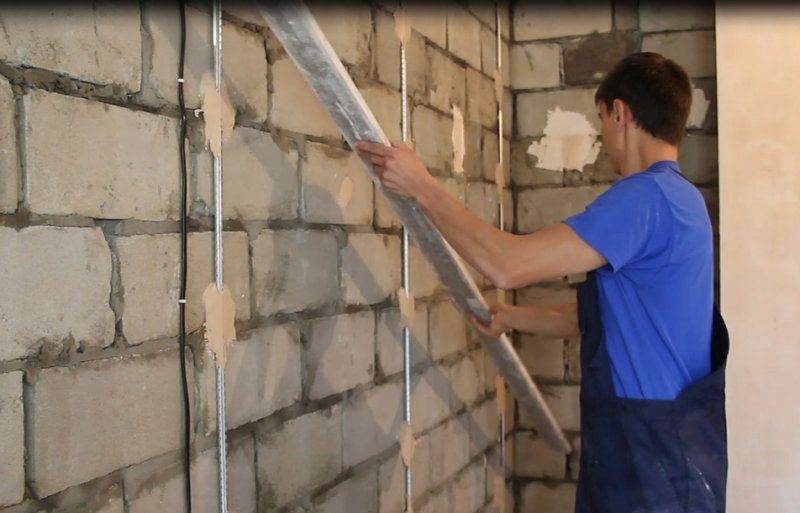 Штукатурка стен по маякам: как выровнять стены