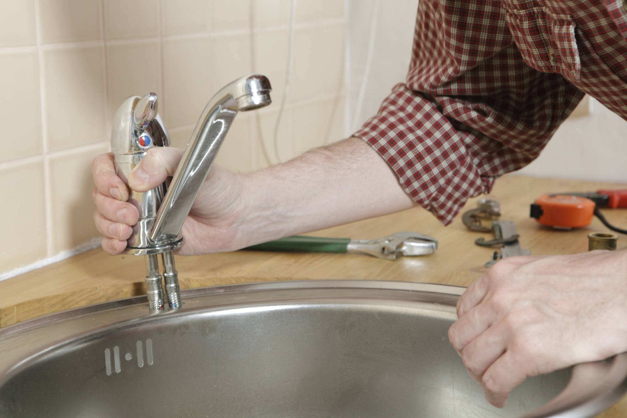 Как поменять смеситель на кухне и в ванной своими руками