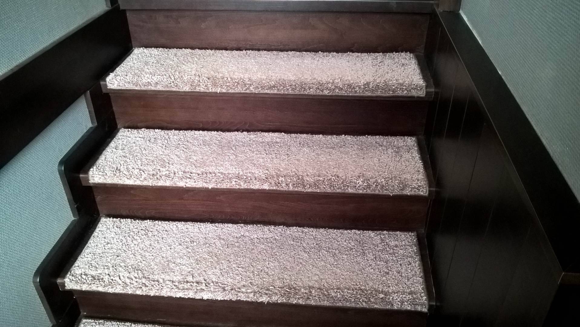 Использование накладок при укладке ковролина на лестницы