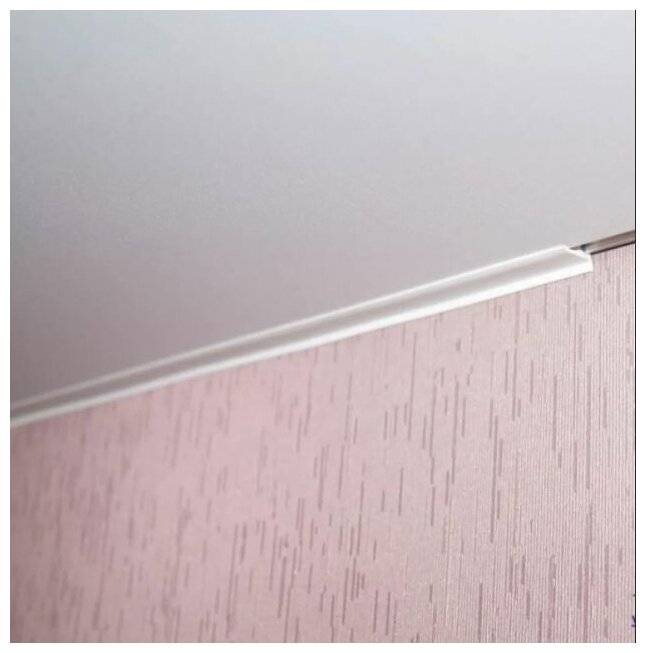 Плинтус для натяжного потолка: назначение, разновидности по материалу, форме и цвету, рекомендации по монтажу