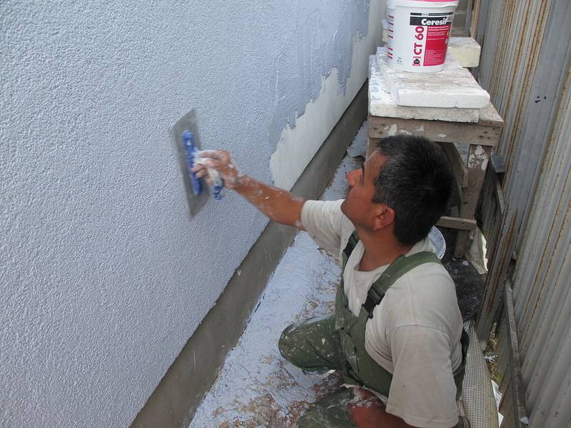 Как и чем правильно штукатурить наружные стены дома своими руками: пошаговая инструкция, видео