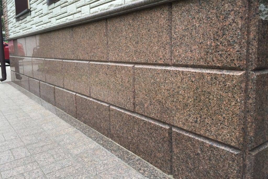 Фасад из гранита: этапы его монтажа на подготовленные стены