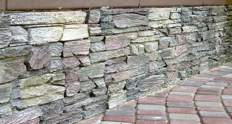 Облицовка цоколя дома натуральным камнем: виды, технология укладки