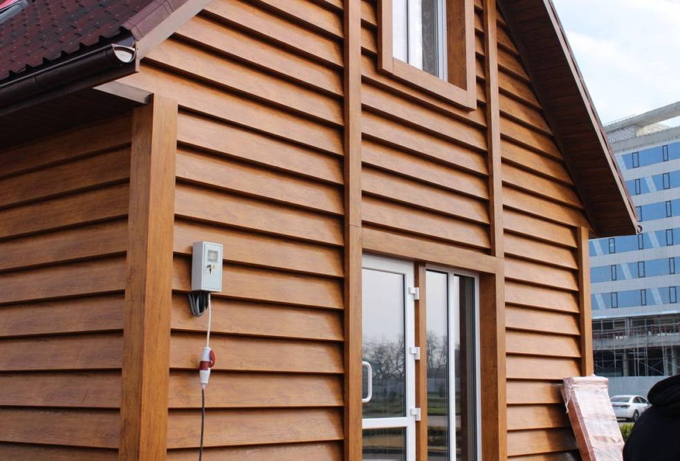 Утепление стен деревянного дома: особенности и технологии