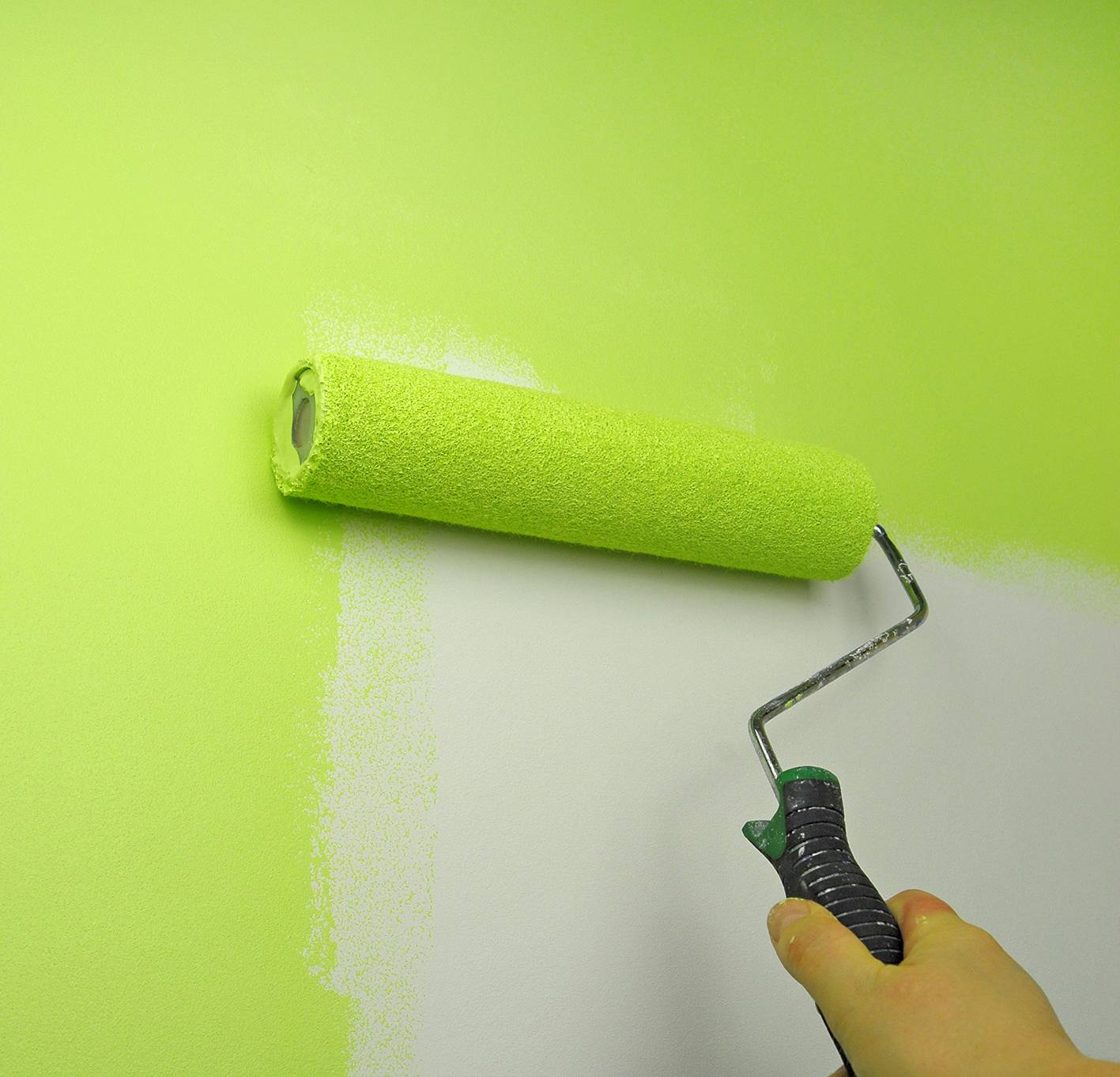 Как красить водоэмульсионной краской стены — выбираем лучший материал