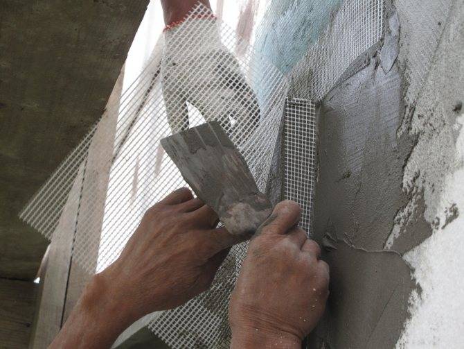 Как крепить штукатурную сетку к кирпичной стене?