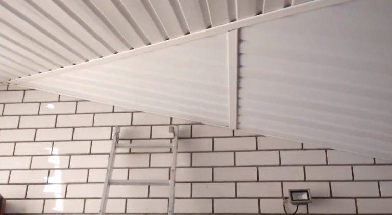Потолочный сайдинг: как подшить на кухне и фото металлического, дизайн в ванной