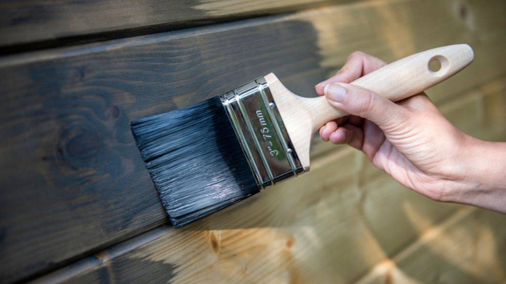 Особенности фасадной краски для деревянных поверхностей