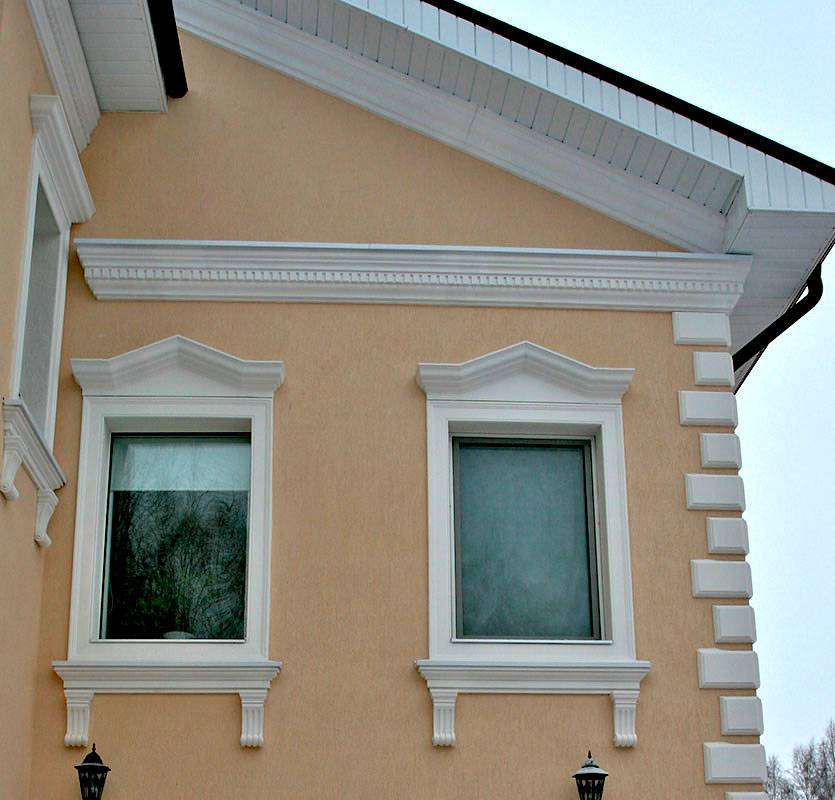 Фасадный декор для наружной отделки дома: архитектурные элементы
 - 24 фото