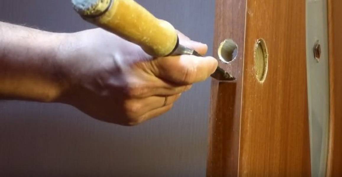 Как врезать замок в межкомнатную дверь своими руками: инструкция (видео, фото)