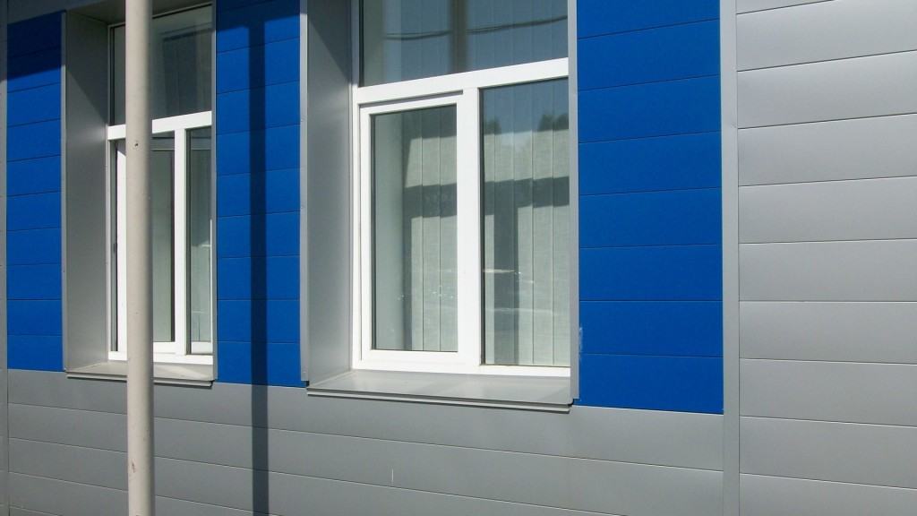 Достоинства и недостатки металлических фасадных панелей для наружной отделки дома
