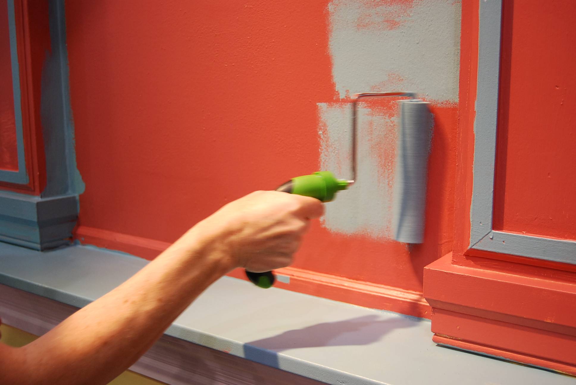 Красить настоящее время. Крашенный фасад дома. Краска для стен. Резиновая краска для стен. Фасадная покрасить краской.
