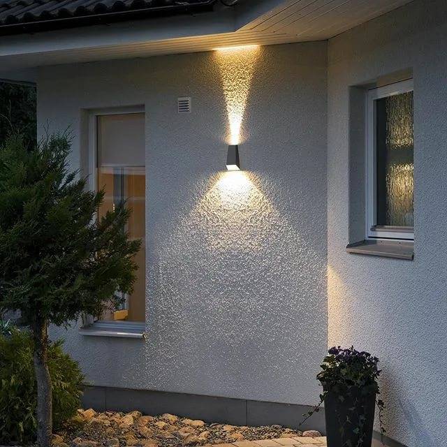 Декоративная и функциональная роль подсветки фасада частного дома, виды и варианты освещения, тонкости светового дизайна - 22 фото
