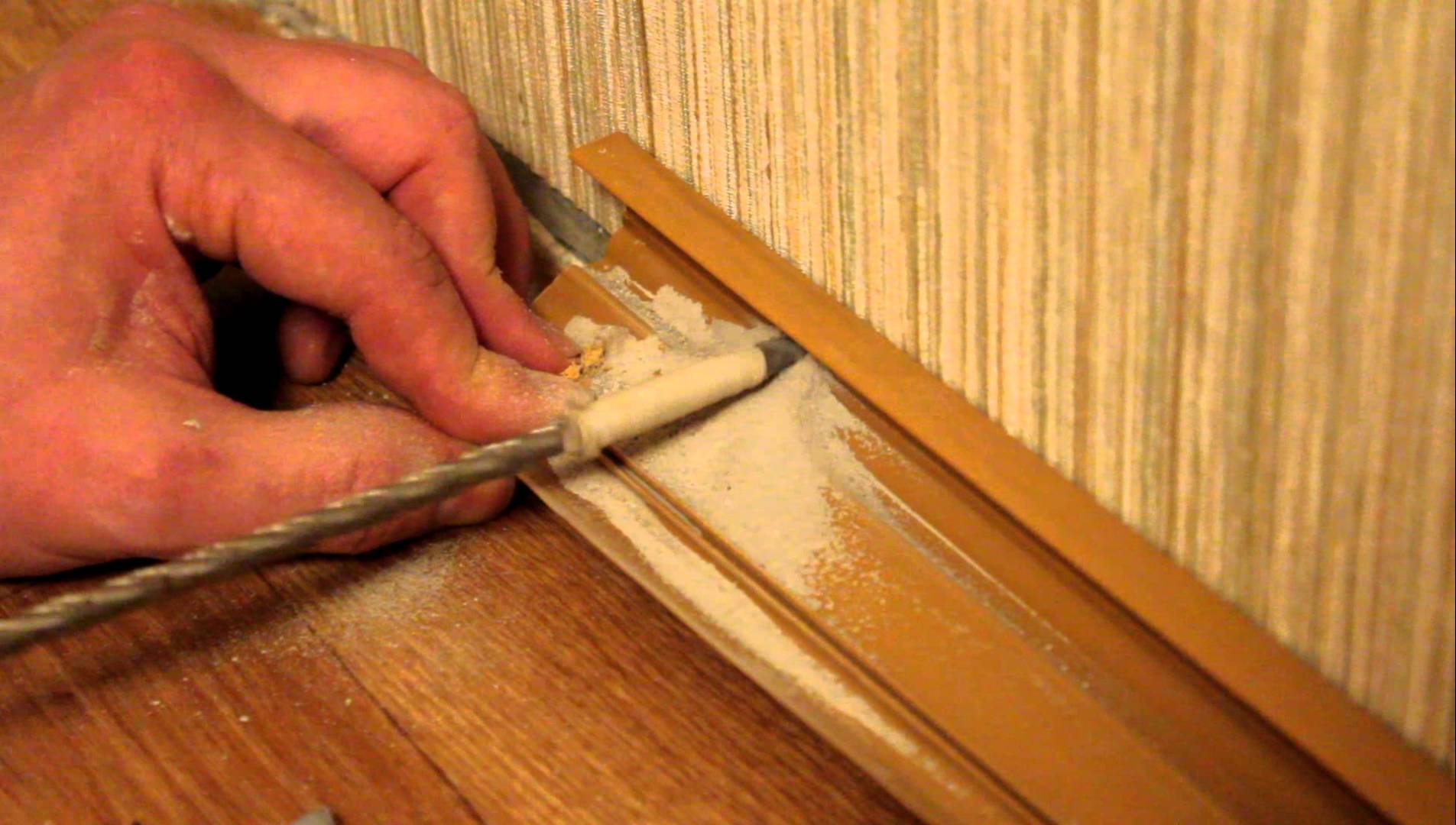Установка плинтусов своими руками: как отрезать и прикрепить к полу или бетонной стене