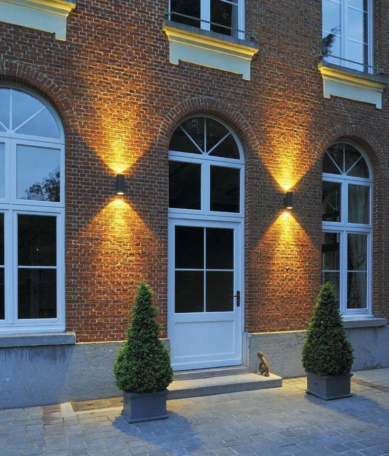 Освещение фасада зданий: разновидности, принципы организации