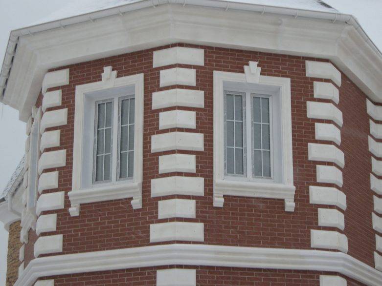 Декор фасада дома пенопластом или другим материалом?