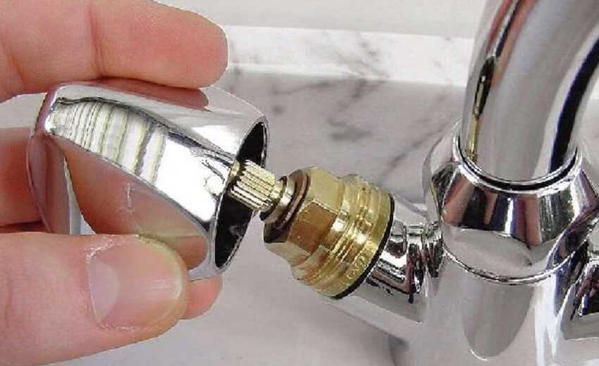 Сильно течет кран в ванной: как починить однорычажный смеситель без проблем