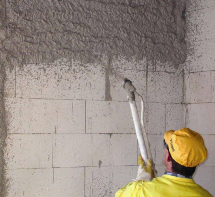 Как оштукатурить стену из кирпича