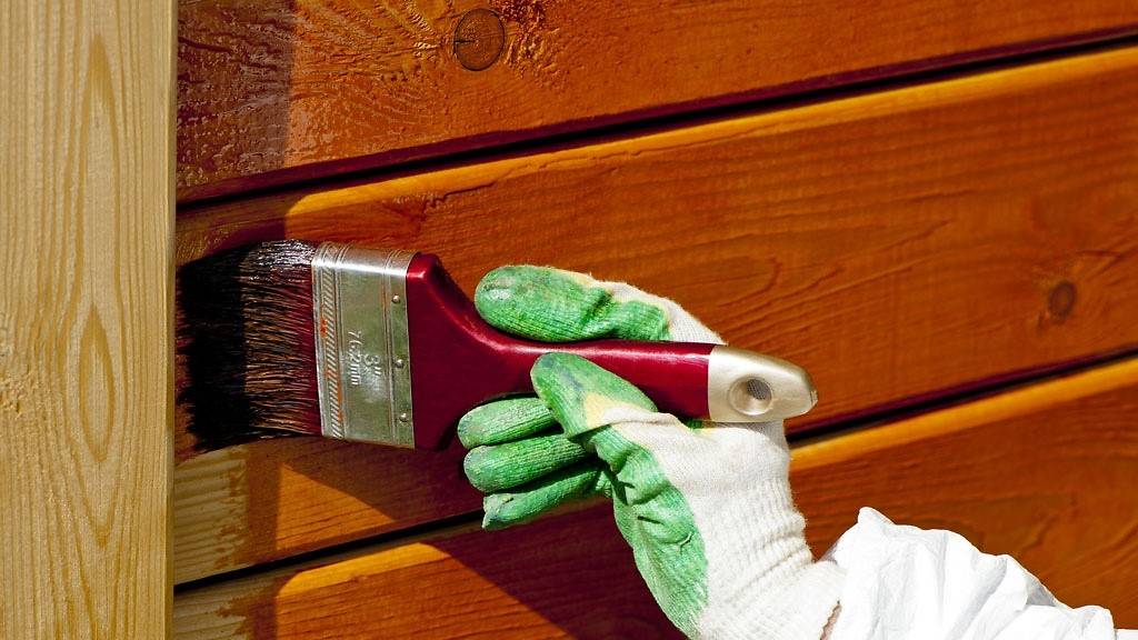 Какую краску выбрать для деревянных фасадов: виды для работ на улице, без запаха