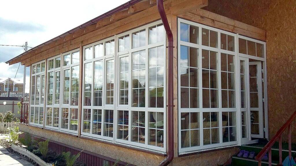 Какие окна поставить на веранду: обзор материалов, достоинства и недостатки