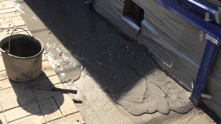 Чем покрыть бетонную отмостку вокруг дома: устройство и способы восстановления
