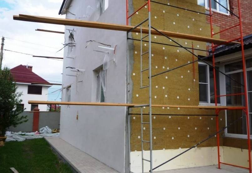 Как утеплить фасад кирпичного дома: популярные технологии