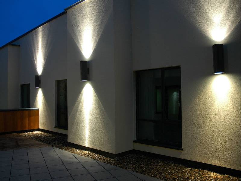 Подсветка фасада загородного дома: какая бывает и как создается