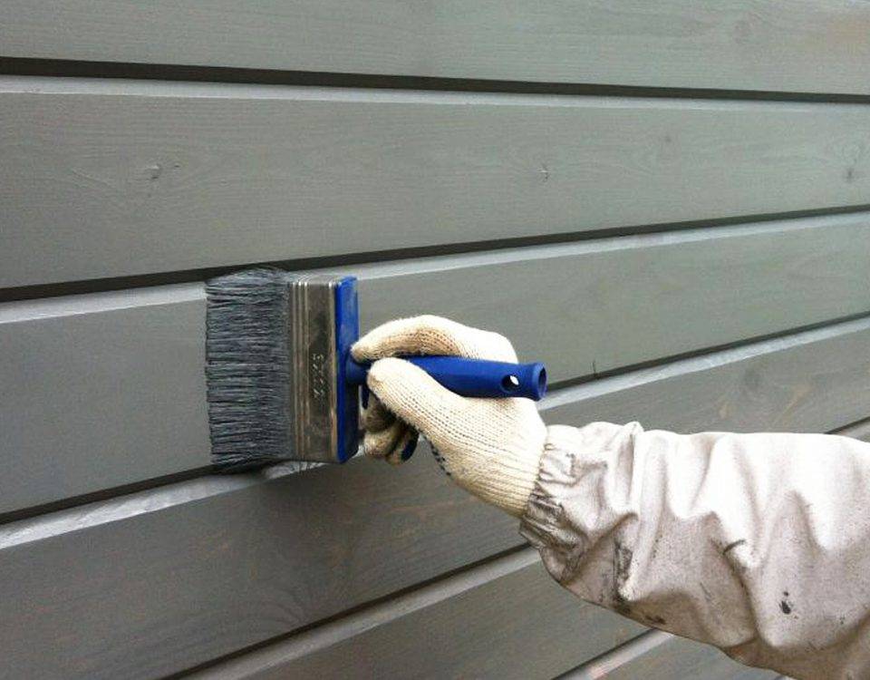 Окраска деревянных фасадов: особенности выполнения работ | mastera-fasada.ru | все про отделку фасада дома
