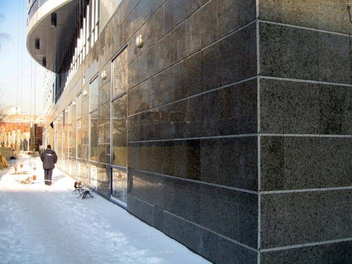 Навесить или покрасить: почему застройщики предпочитают вентилируемые фасады штукатурным » вcероссийский отраслевой интернет-журнал «строительство.ru»