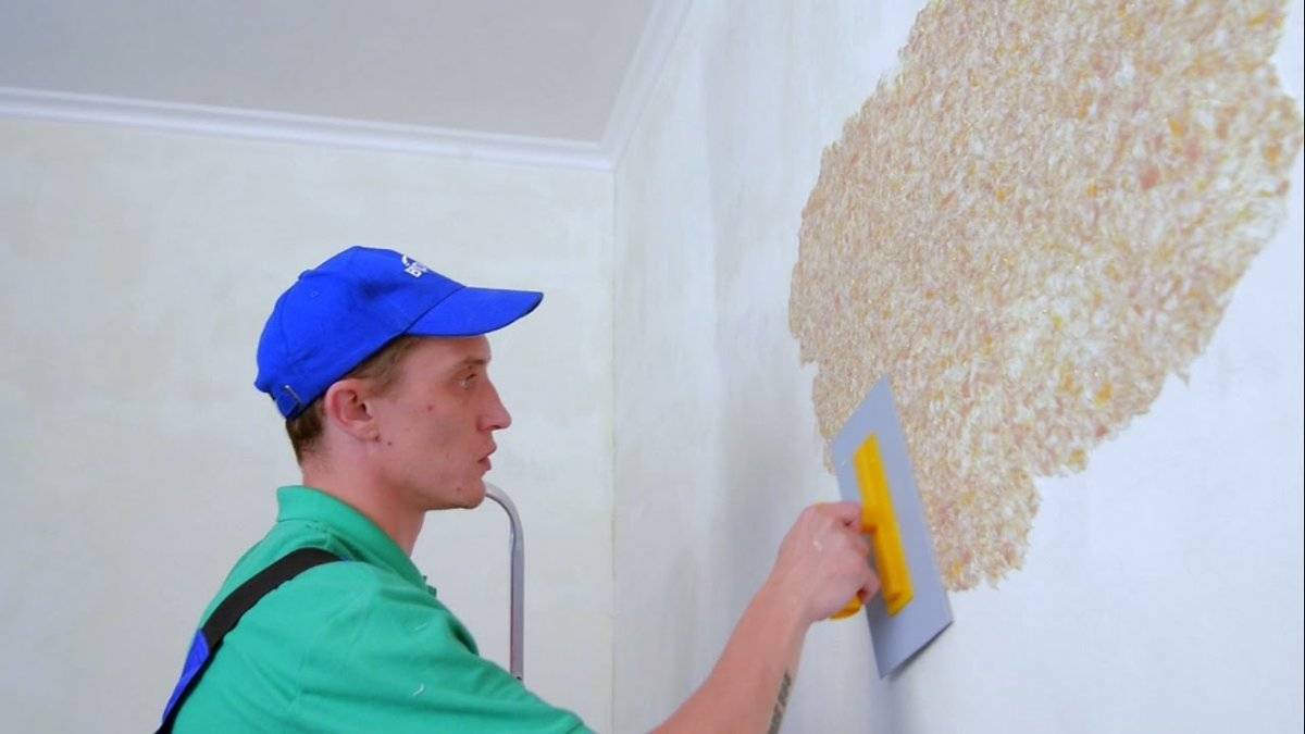 Как наносить жидкие обои на потолок: пошаговая инструкция