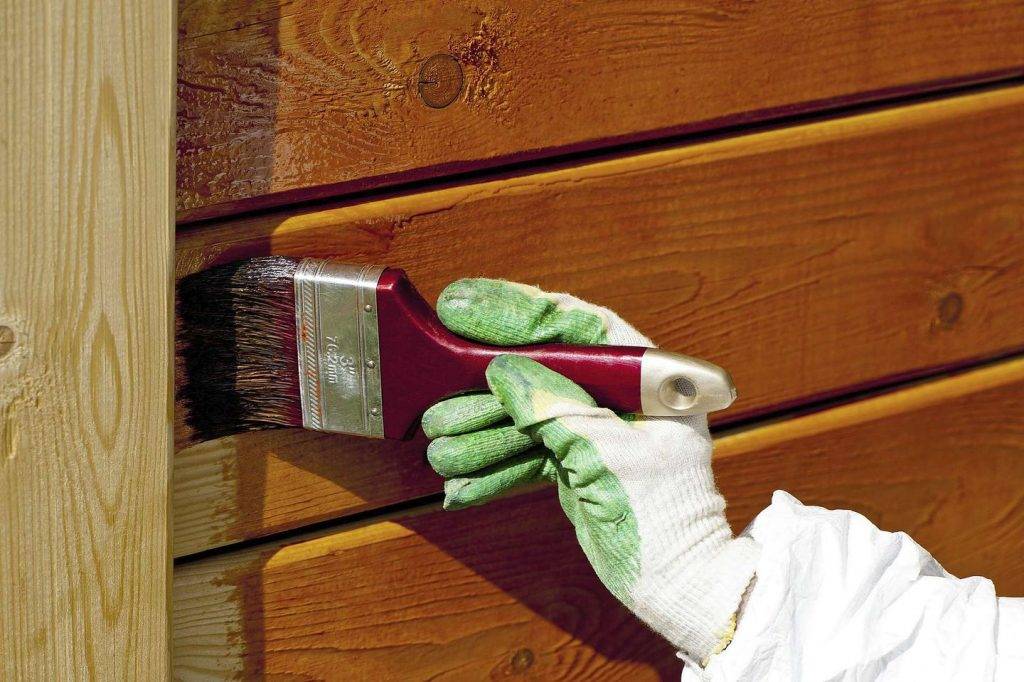 Как и чем покрасить деревянный дом снаружи: советы и рекомендации