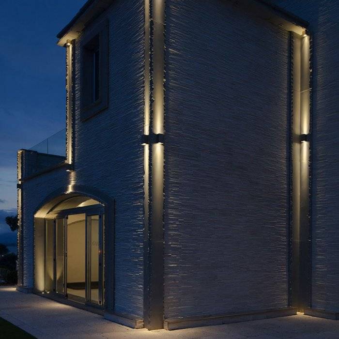 Декоративная и функциональная роль подсветки фасада частного дома, виды и варианты освещения, тонкости светового дизайна - 22 фото