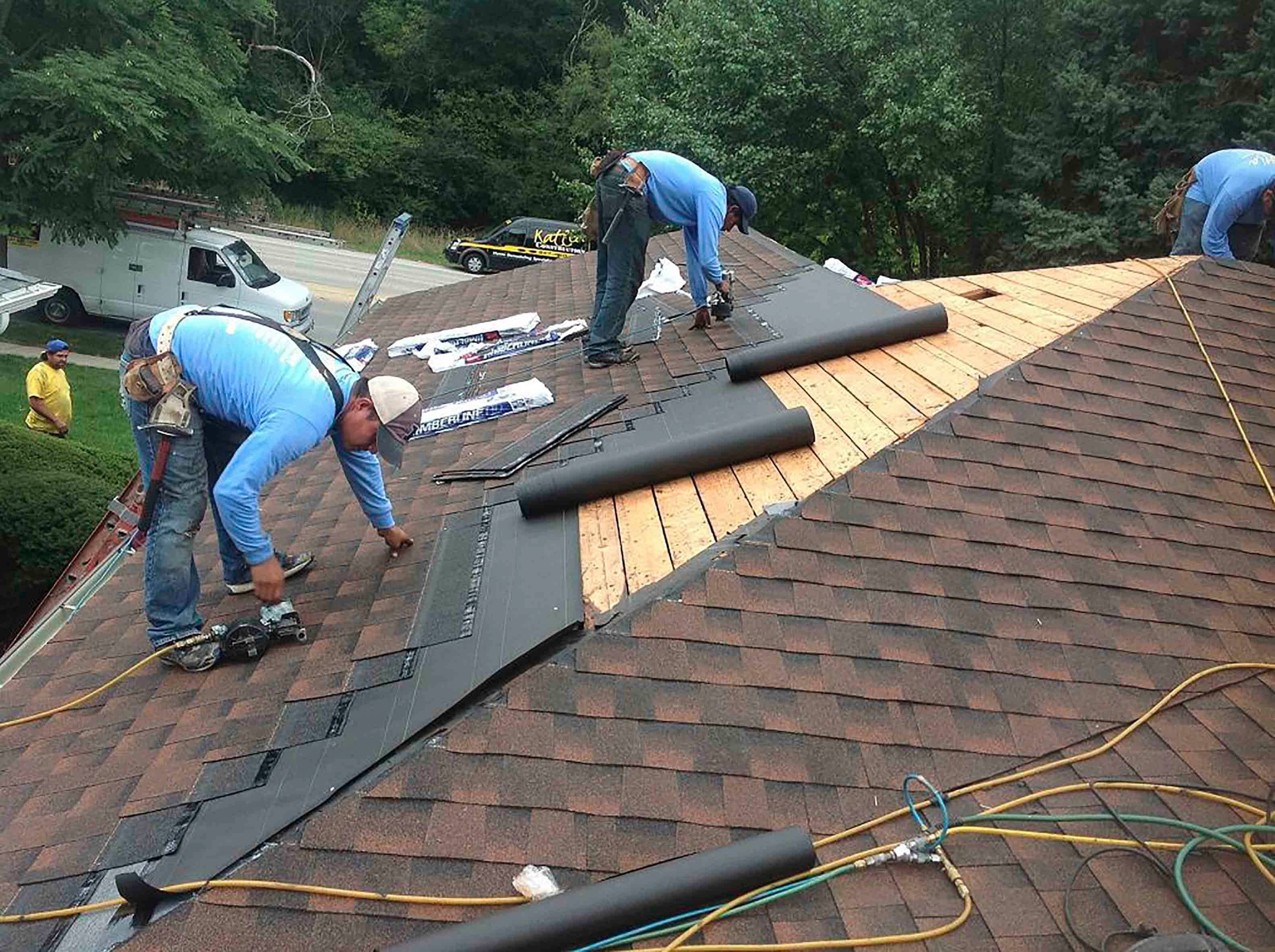Как покрыть крышу рубероидом с деревянной обрешеткой?