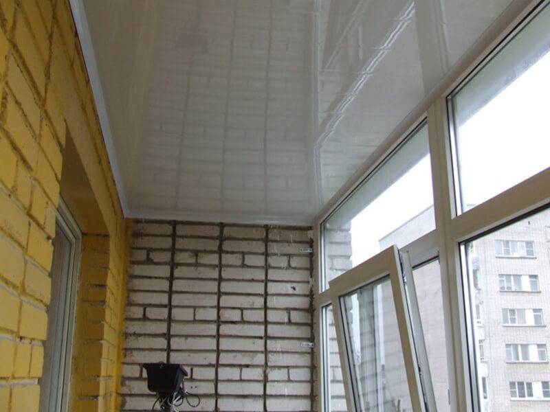 Как сделать потолок на балконе, чем лучше обшить поверхность, какой выбрать — натяжной, подвесной или пластиковый, обустройство гидроизоляции, отделка на фото и видео