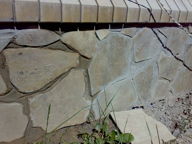 Облицовка фасада дома панелями под камень: фото пластикового цоколя