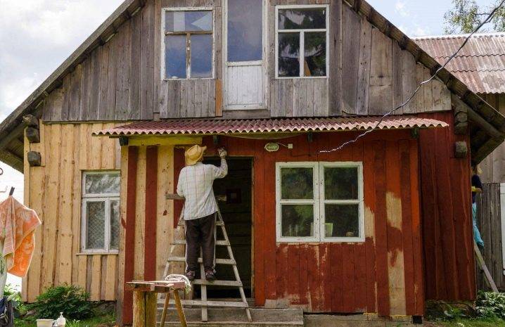 Покраска старого деревянного дома снаружи