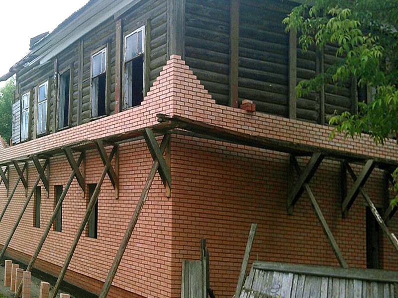 Как обложить деревянный дом кирпичом: полезные советы мастеров