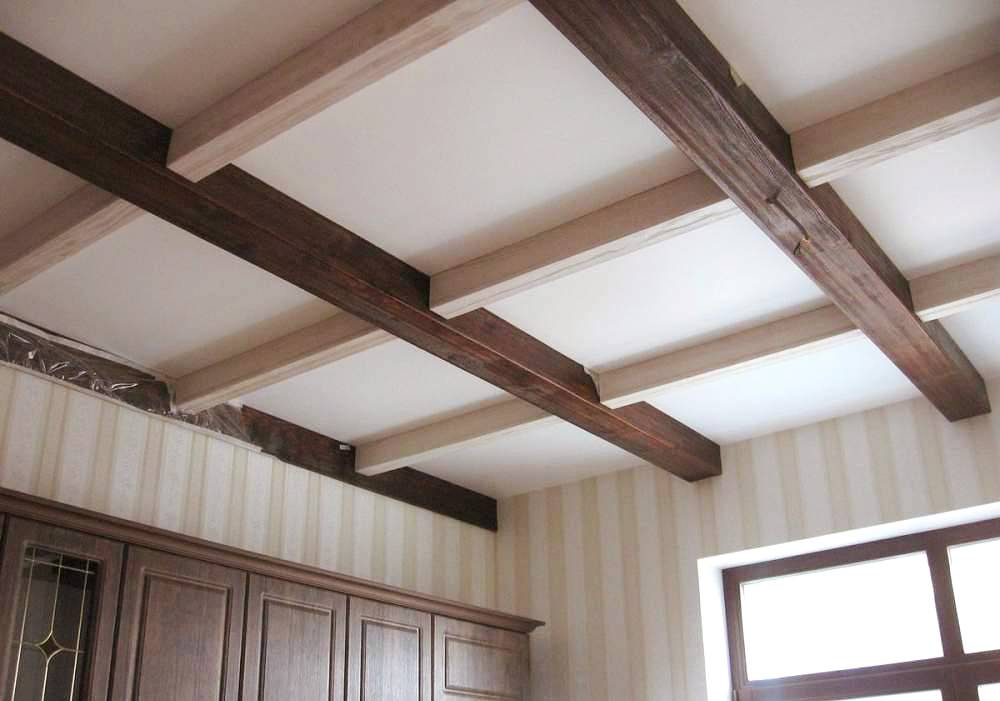 Как сделать потолок в деревянном доме — от монтажа до декоративной отделки