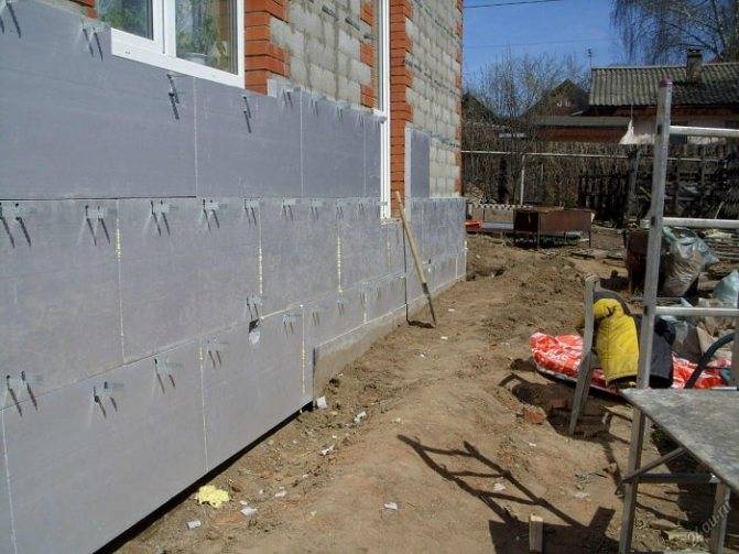 Фасадные цокольные панели для наружной отделки цоколя дома: виды (под кирпич, камень), технология отделки и подготовка фундамента