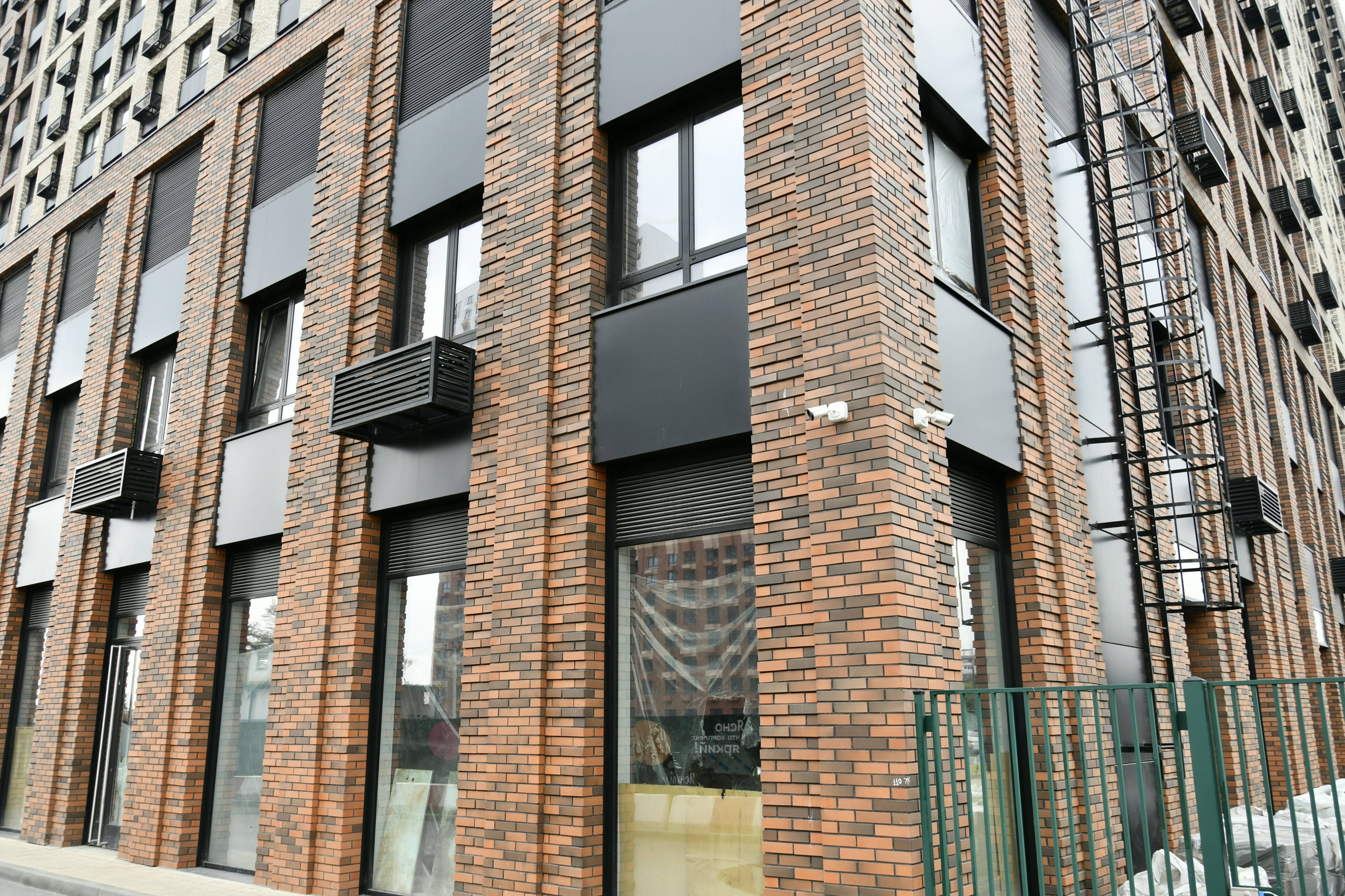 Композитные панели для фасада: устройство навесного вентилируемого фасада из алюминиевой и деревянной фасадной облицовки