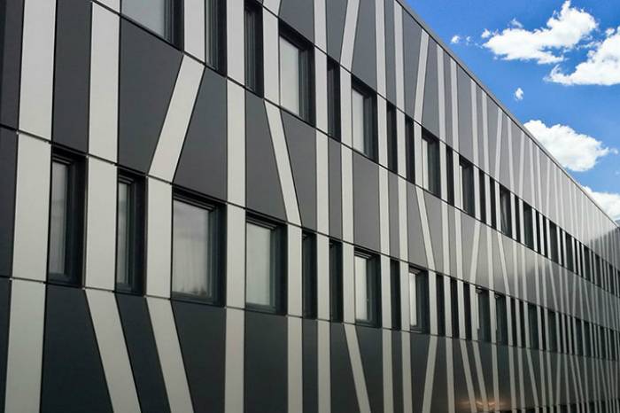 Свойства и преимущества композитных алюминиевых панелей: сфера применения фасадного материала