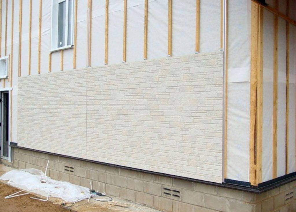 Наружная отделка фасада дома сайдингом: виды материалов, положительные и отрицательные качества панелей