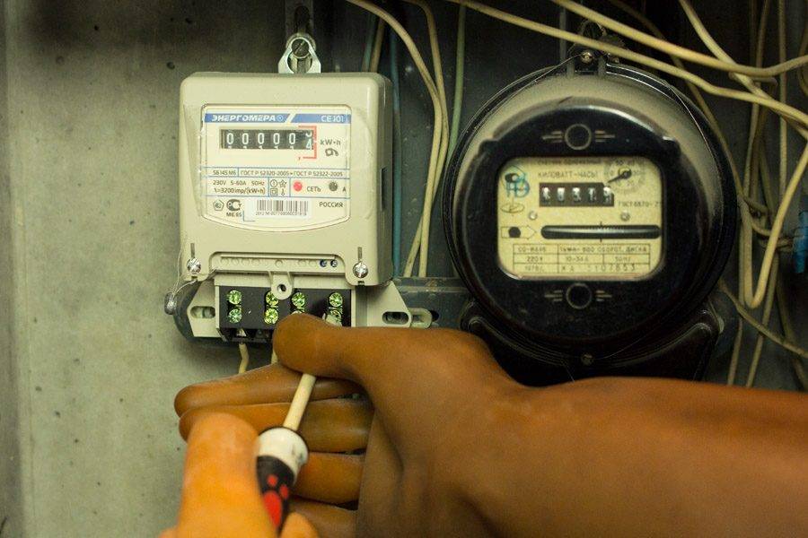 Сколько стоит поменять электросчетчик: когда нужна замена счетчика и кто должен оплачивать?