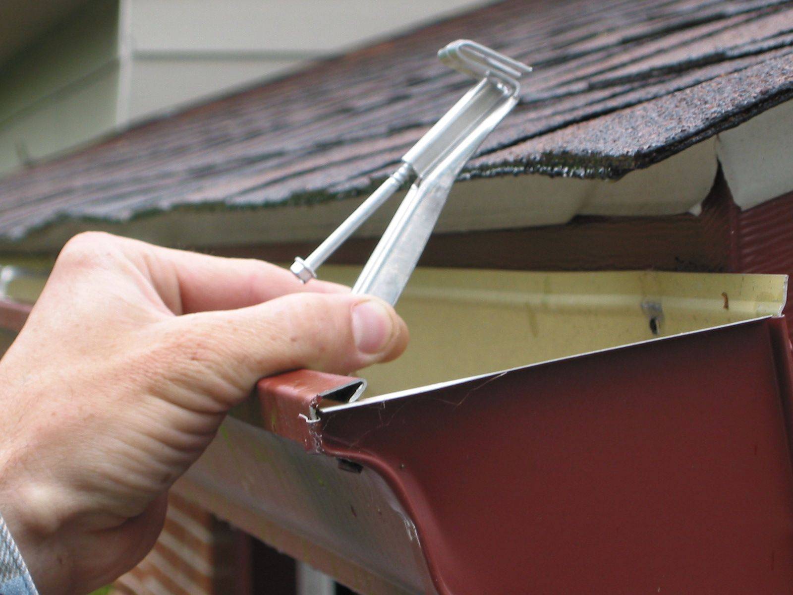 Как установить водостоки если крыша уже покрыта — рассматриваем варианты монтажа — remont-om
